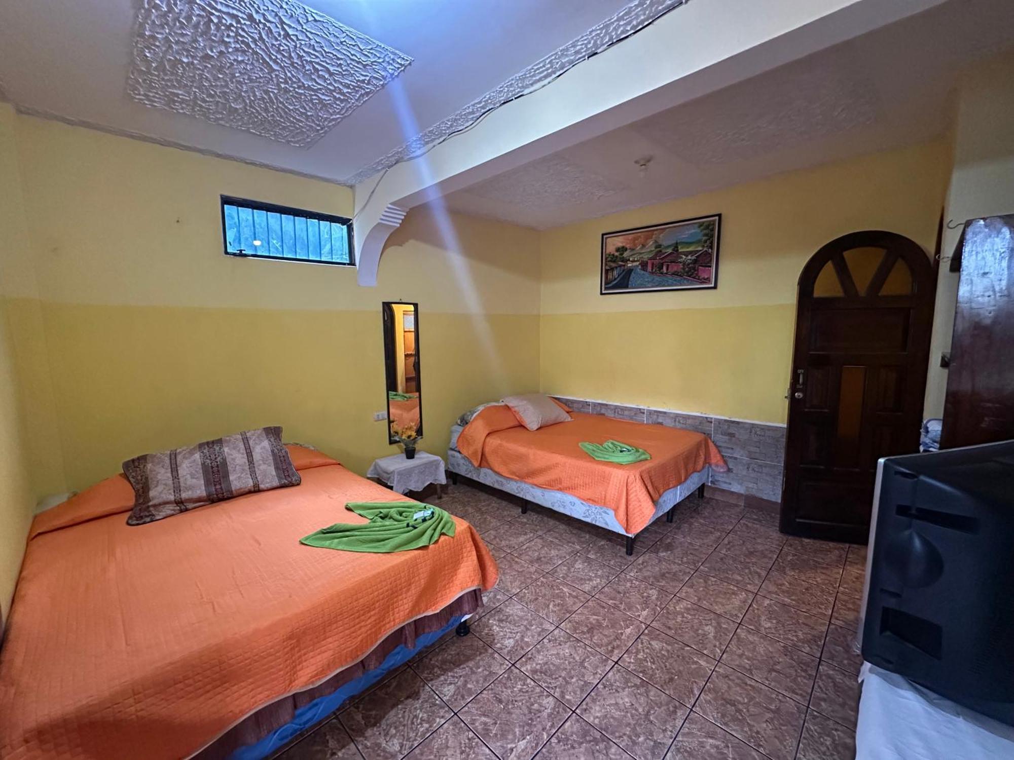 Hospedaje Gonzalez San Pedro La Laguna Ngoại thất bức ảnh